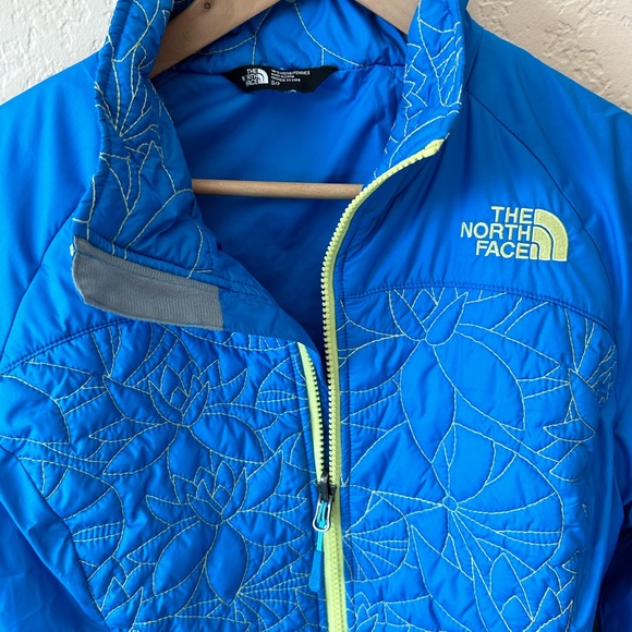 North Face Y2K Blue Quilted Jacket with Flower in the back and front size S - Picture 2 of 6